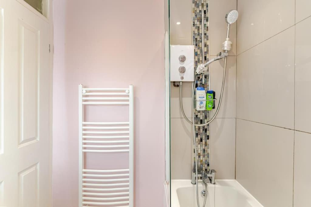 A&S Properties, No Guest Fees, Bank Transfe Deposit Available Вулвергемптон Екстер'єр фото