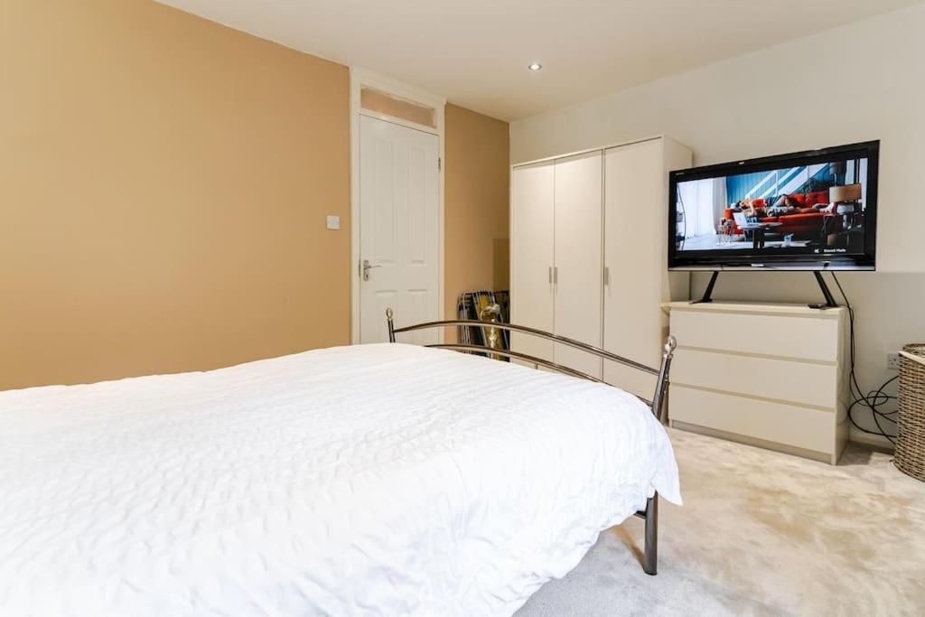 A&S Properties, No Guest Fees, Bank Transfe Deposit Available Вулвергемптон Екстер'єр фото